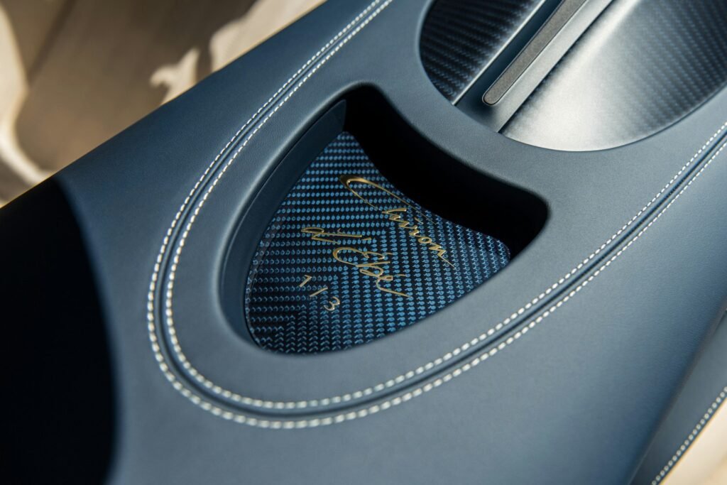 Firma L’Ébé grabada en la consola central del interior del Chiron, como homenaje al linaje Bugatti | EUROPA COCHE Y VALLTRO